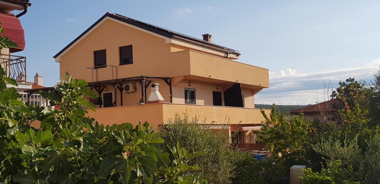 קרק Apartmani Zem, Krk מראה חיצוני תמונה