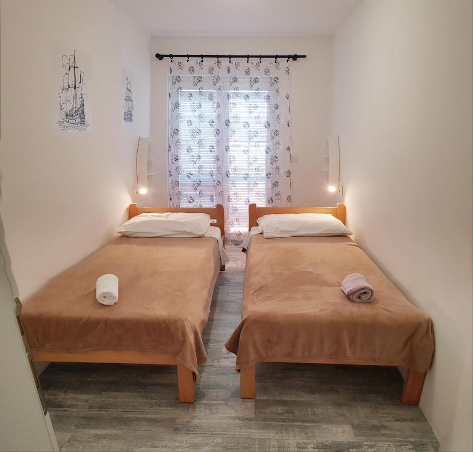 קרק Apartmani Zem, Krk מראה חיצוני תמונה